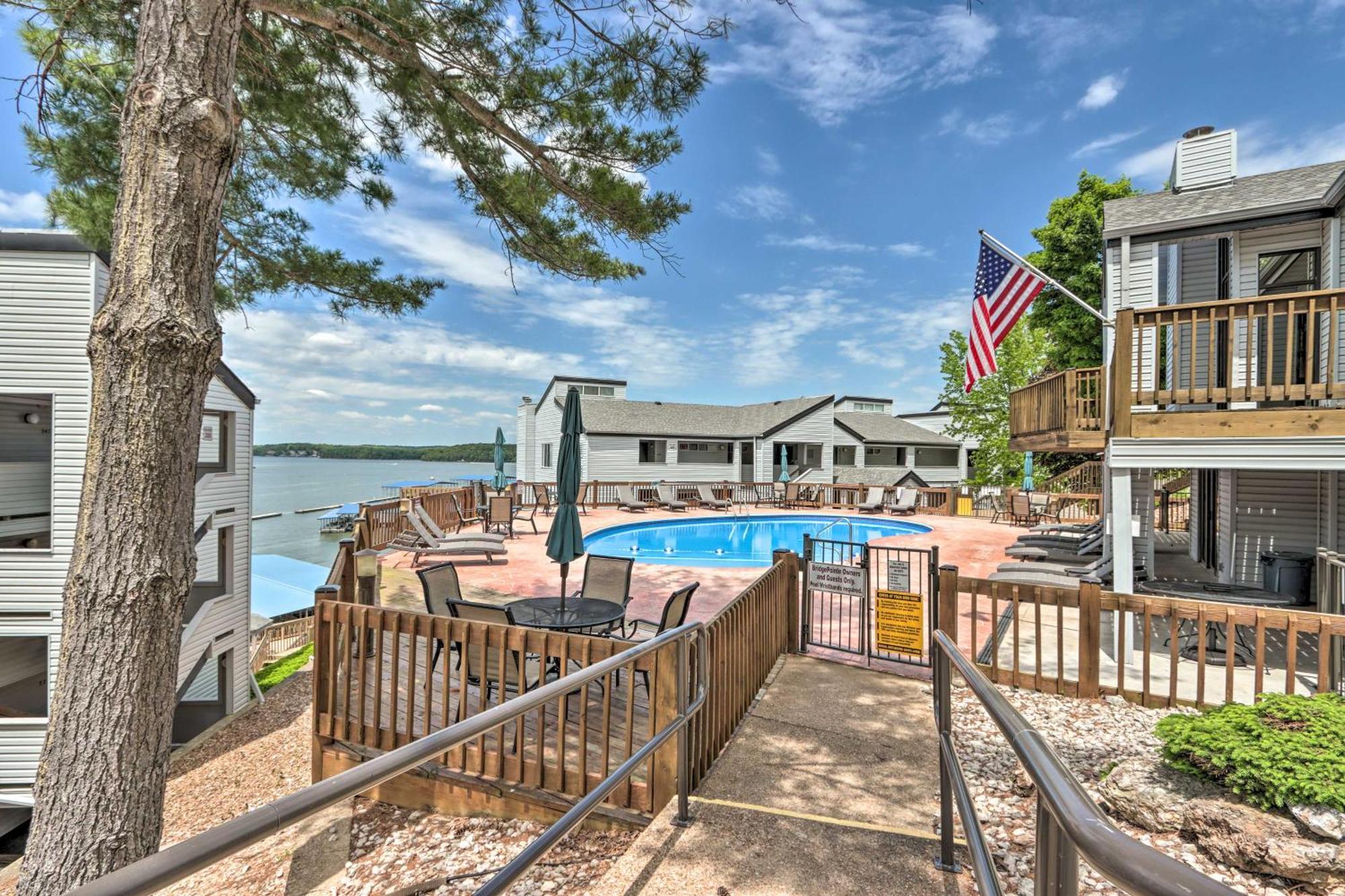 Sunny Osage Beach With Balcony And Lakefront View 外观 照片