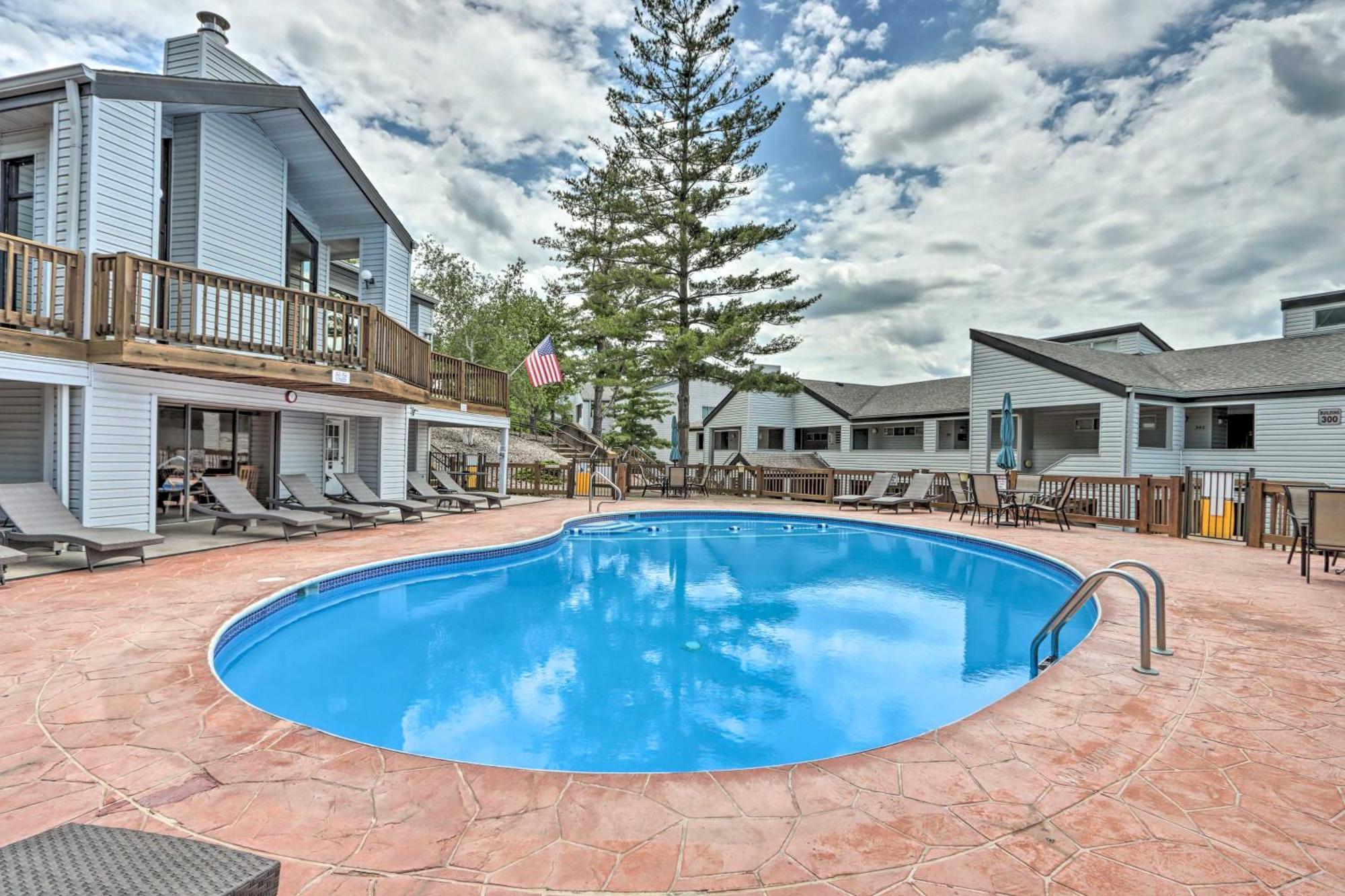 Sunny Osage Beach With Balcony And Lakefront View 外观 照片